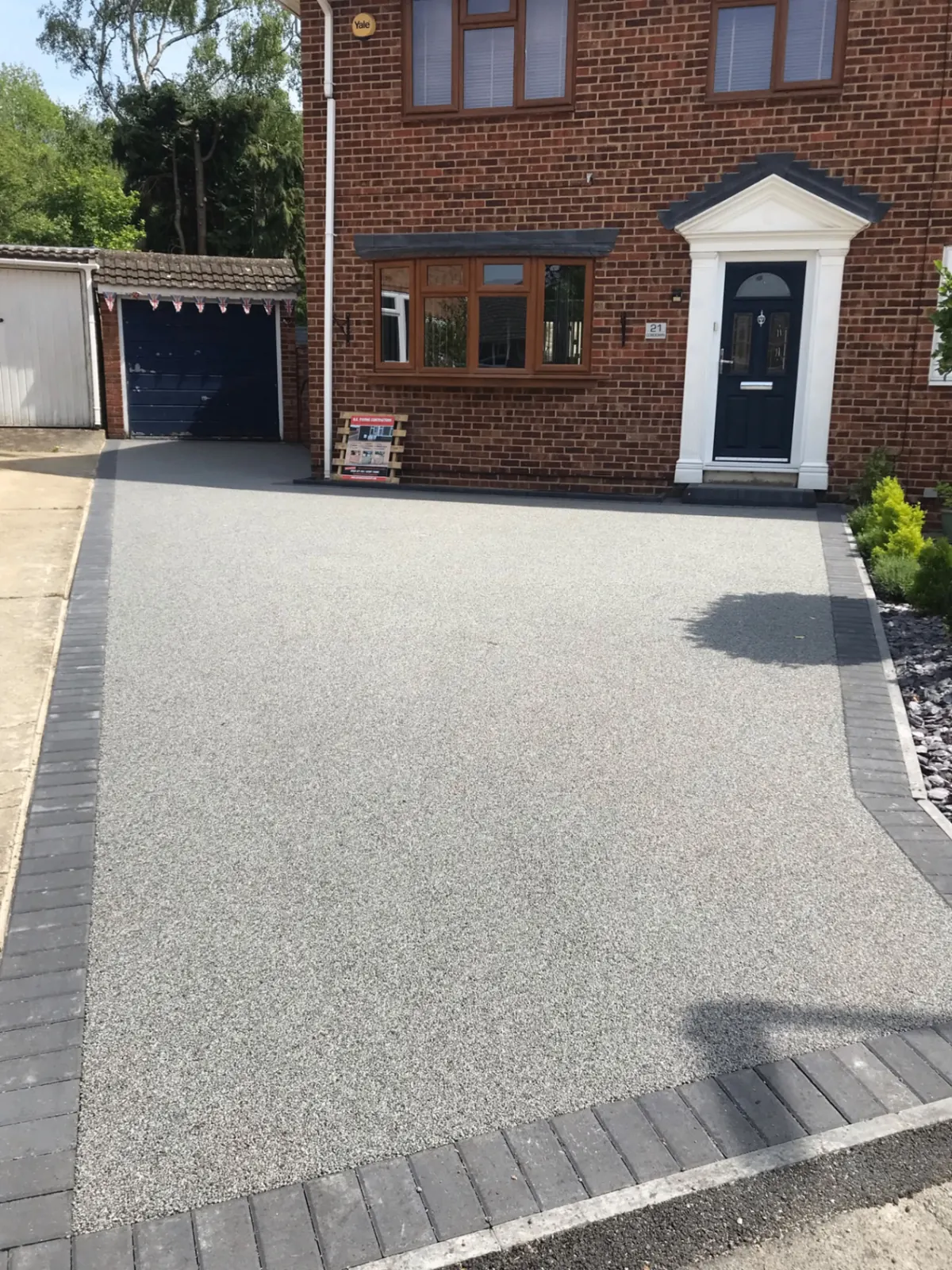 Light resin driveway with dark block border